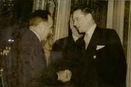 Getúlio Vargas cumprimentando o Embaixador Caffery.