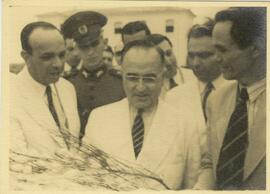 Getúlio Vargas em meio a um grupo de pessoas
