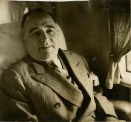 Getúlio Vargas sentado dentro de um ônibus.