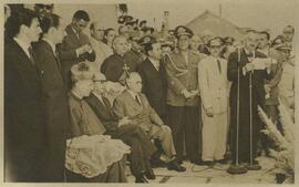 Da esquerda para direita: Getúlio Vargas (3º). Em pé: Enê Garcez (3º), General Caiado de Castro (...
