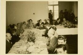 Getúlio Vargas em uma mesa de banquete.