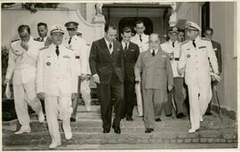 Getúlio Vargas descendo uma escadaria em meio a militares.