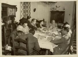 Getúlio Vargas sentado na cabeceira da mesa e outros não identificados.