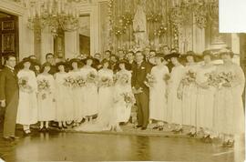 Fotografia de Laurita Pessoa e Edgard Raja Gabaglia e convidados no dia de seu casamento, no Palá...