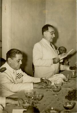 Getúlio Vargas discursando ao lado do Almirante Guilhem.
