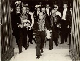 Da esquerda para direita, atrás de Vargas: Cassiano Ricardo (1º), Pedro Calmon (2º), Antonio Aust...