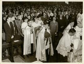 A direita da foto, sacerdote com o chapéu alto (mitra), que seria o Cardeal-Arcebispo Dom Carlos ...