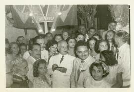 Getúlio Vargas  no centro da foto.