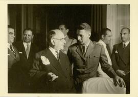 Roberto Alves (1º) (secretário de Getúlio Vargas), Getúlio Vargas (3º), Enê Garcez (4º fardado) e...