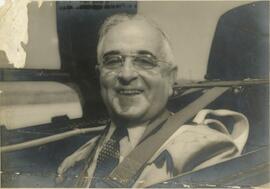 Getúlio Vargas num cockpit de um avião militar.
