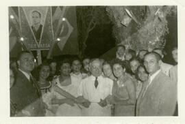 Getúlio Vargas no centro da foto.