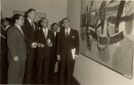 Juscelino Kubitschek, ao centro e à esquerda, Ministro Clóvis Salgado em visita a uma exposição d...