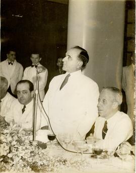 Getúlio Vargas, Herbert Moses, à esquerda de Vargas; Manuel Paulo Filho, à direita de Vargas.