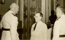 Getúlio Vargas, no centro, com o General Eurico Dutra, à direita da foto e General Manuel Rabelo,...