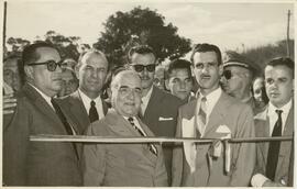 Getúlio Vargas em frente a uma fita de inauguração.