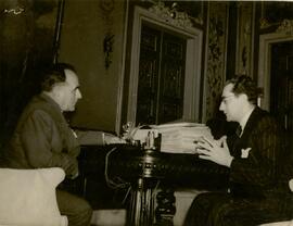 Getúlio Vargas e pessoa não identificada, no Salão de Banquetes do Palácio do Catete.