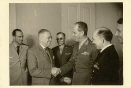 Ciro do Espírito Santo cumprimentando general Caiado de Castro.