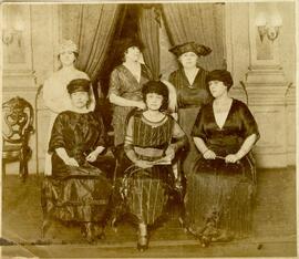 Grupo de seis mulheres, entre elas Mary Pessoa, esposa de Epitácio Pessoa