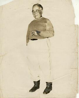Getúlio Vargas em trajes informais, (de bombacha e botas) segurando um charuto.
