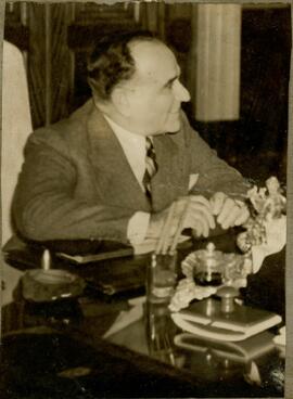Getúlio Vargas em sua mesa de trabalho.