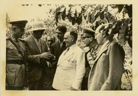 Getúlio Vargas no centro da foto, Luis Vergara (6º) e outros não identificados.
