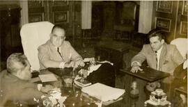 Getúlio Vargas, Lourival Fontes e o Conselho de Imprensa reunidos no Salão de Banquetes do Paláci...