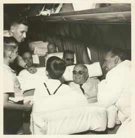 Getúlio Vargas conversando com crianças.