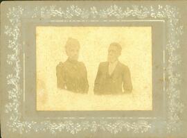 Machado de Assis e Carolina de Assis, ambos com meio corpo