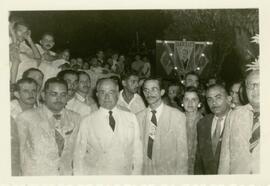 Getúlio Vargas no centro da foto.