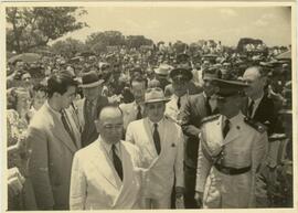Getúlio Vargas em meio a uma multidão.