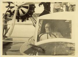 Getúlio Vargas em um cockpit de um hidroavião.