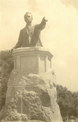 Escultura de autoria não identificada, retratando Epitácio Pessoa, a meio corpo, inaugurada em Jo...