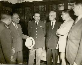 Homens reunidos em um gabinete. Entre eles, Enê Garcez.