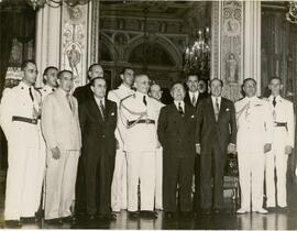 Getúlio Vargas em meio a diversas autoridades.