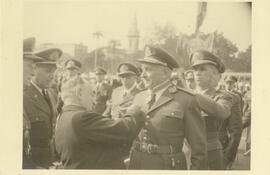 Getúlio Vargas condecorando General Lott.