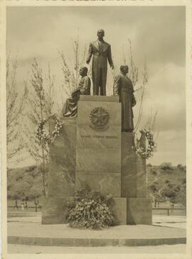 Monumento com estátuas de Manoel Vitorino Pereira, Antônio Pacífico Pereira e José Basílio Pereira.