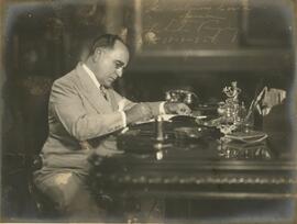 Getúlio Vargas em sua mesa de trabalho.