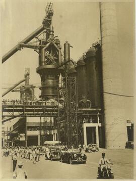 Getúlio Vargas, Gregório Fortunato e outros utilizando pela primeira vez o Rolls-Royce Presidenci...