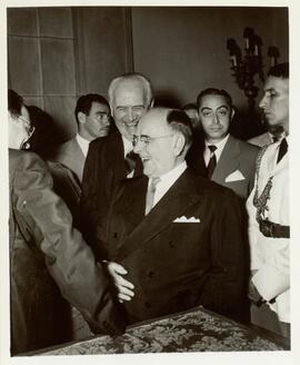 Getúlio Vargas em meio a um grupo de pessoas.