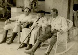 Getúlio Vargas, seu pai (Manoel do Nascimento Vargas) e pessoa não identificada, (possivelmente o...