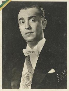 Juscelino Kubitschek a meio corpo, com faixa presidencial.