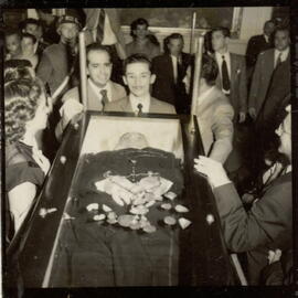 Velório de Getúlio Vargas no Salão Ministerial.