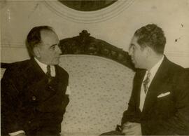 Getúlio Vargas conversando com pessoa não identificada.