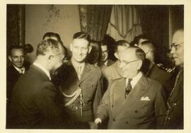 Getúlio Vargas cumprimenta homem não identificado.