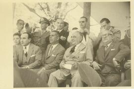 Getúlio Vargas (4º) sentado em meio a um grupo de pessoas.