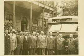 Getúlio Vargas, em meio a um grupo de pessoas, em frente a um ônibus.