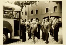 Getúlio Vargas próximo a um ônibus. Da esquerda para direita: Getúlio Vargas, Enê Garcez (3º) e o...