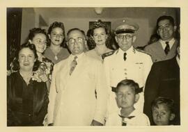 Getúlio Vargas em meio a um grupo de pessoas não identificadas.