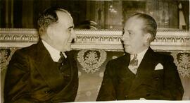 Getúlio Vargas e pessoa não identificada no Salão Nobre do Palácio do Catete.