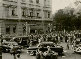 Aglomeração em frente ao Palácio do Catete por ocasião da morte de Getúlio Vargas.